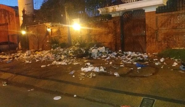 Manifestantes “se despiertan y escrachan  mansión de ladrones del clan Zacarías