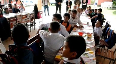 Alumnos de instituciones educativas reciben almuerzo escolar en Caaguazú