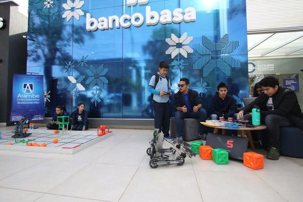 Alumnos mundialistas de Arambé expusieron sus robots al público