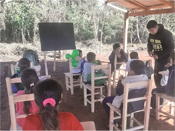 Niños indígenas dan clases    bajo un precario rancho y expuestos al frío