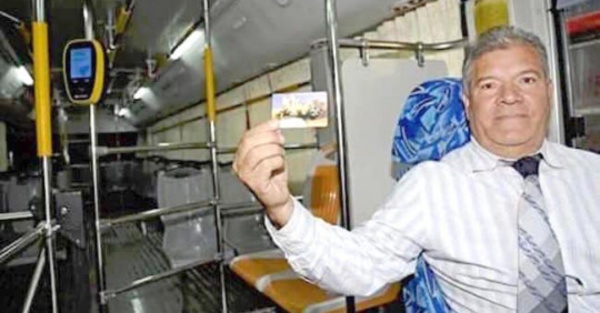 Chofer “corrige” a pasajeros con amabilidad
