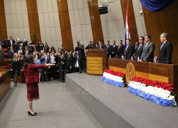 Con ajustado quórum, Llanes prestó juramento como ministra