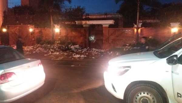 Con huevazos, basura, petardos y gritos, escrachan a los Zacarías en su residencia