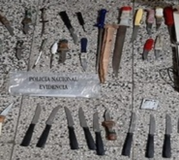 Incautan cuchillos y celulares en la cárcel de Concepción  - Paraguay.com