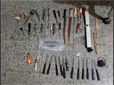 Incautan cuchillos, estoques y celulares en penal de Concepción