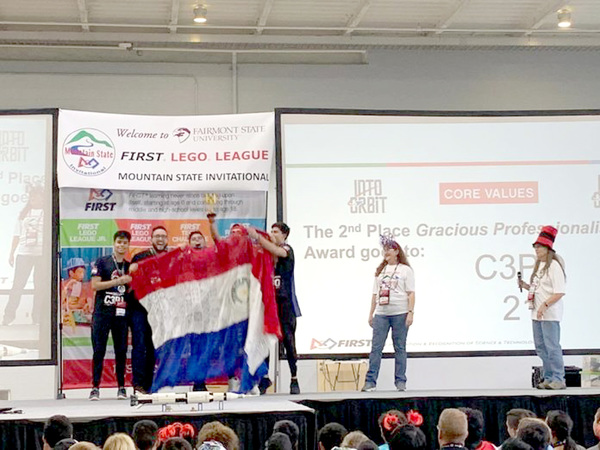 Jóvenes de CDE ganan premio en competencia de robótica, organizada por la NASA en EEUU