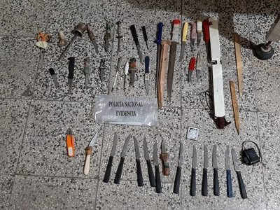 Incautan cuchillos, estoques y celulares en penal de Concepción