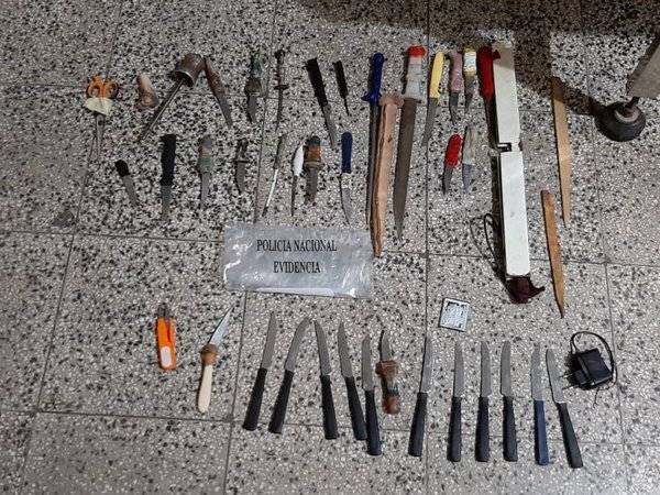Incautan cuchillos, estoques y celulares en penal de Concepción
