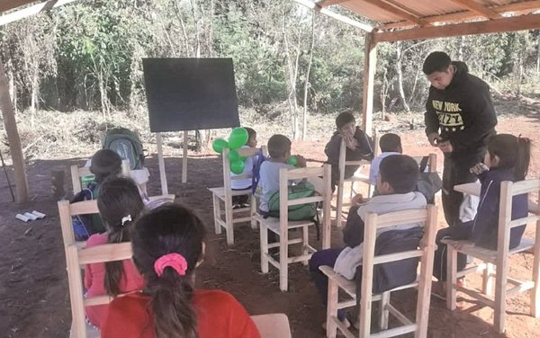 Niños indígenas dan clases bajo un precario rancho y expuestos al frío