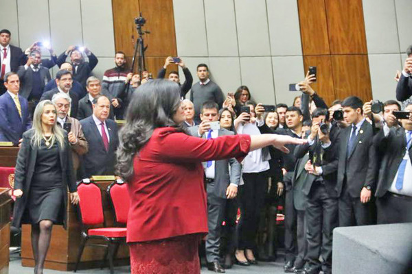 Llanes jura ante Congreso en la sala bicameral