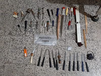 Incautan armas blancas, celulares y cargadores del penal de Concepción