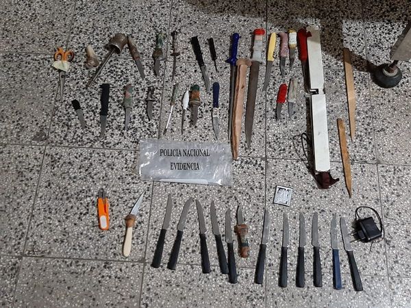 Incautan armas blancas, celulares y cargadores del penal de Concepción