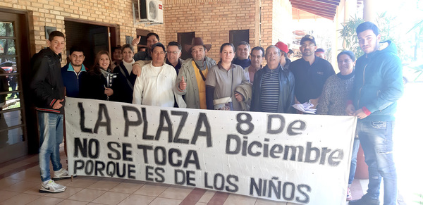 Vecinos se oponen a que parte de una plaza sea cedida a parroquia