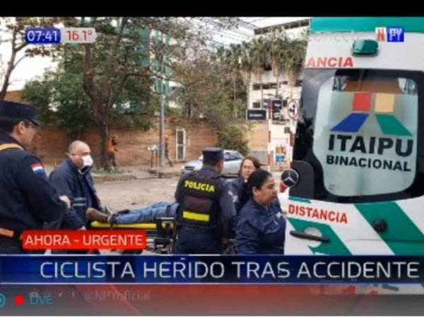 Ciclista chocó contra una columna tras atascarse su pie en la rueda