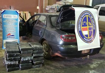 Decomisan un automóvil con 241 kilos de marihuana prensada en la Aduana de CDE » Ñanduti