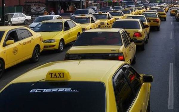 Urge una revisión del sistema de paradas de taxi, reconoce Mario Ferreiro