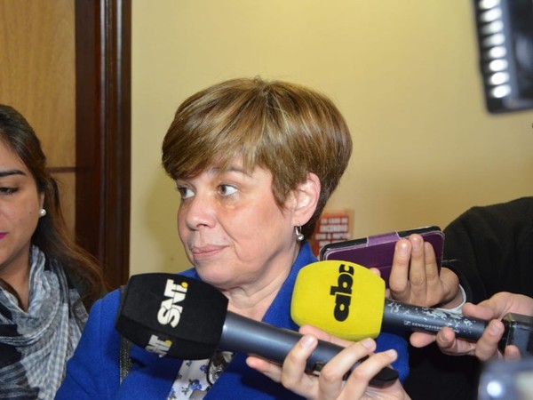 'Soy mujer, pero no por eso voy a defender a ministras corruptas, vendidas y bandidas' - senadora Desirée Masi - Radio 1000 AM