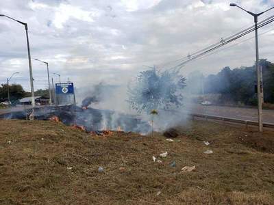 AHORA QUEMA DE PASTIZAL AFECTA LA RUTA N° 6 ACCESO A ARROYO PORÃ.
