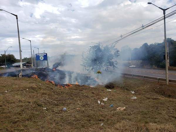 AHORA QUEMA DE PASTIZAL AFECTA LA RUTA N° 6 ACCESO A ARROYO PORÃ.