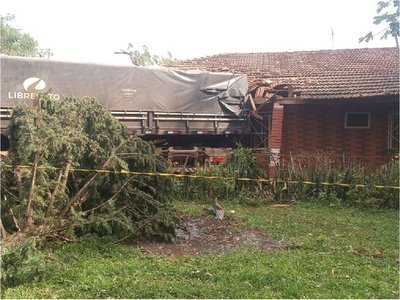 Tractocamión choca contra una casa en Coronel Bogado