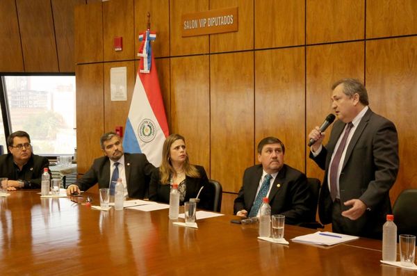 Titular de la Corte participa en conversatorio