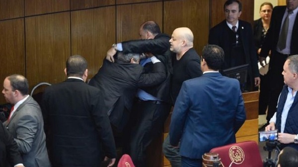 Riera golpea a Payo en plena sesión del Senado