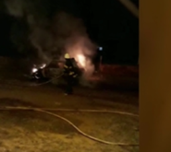 Prenden fuego a vehículo utilizado en fatal carrera clandestina  - Paraguay.com