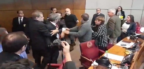 Bochorno en el Senado: Payo a los golpes contra Riera · Radio Monumental 1080 AM