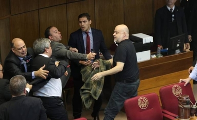 HOY / "Lastimosamente no respeta la  ley": Riera tras provocación de  Cubas que desató incidente