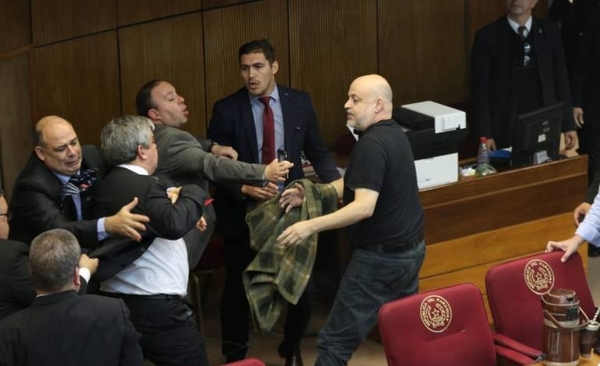 HOY / "Lastimosamente no respeta la ley": Riera tras provocación de Cubas que desató incidente