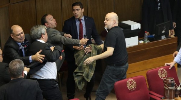 "Lastimosamente no respeta la Ley": Riera tras provocación de Cubas que desató incidente