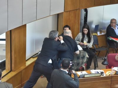 Senadores analizarán sanciones tras bochorno de Payo Cubas y Riera