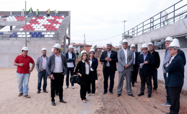 HOY / Inspeccionan el futuro estadio que será sede del Mundial de Playa