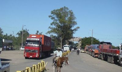 Tras caso bitrenes, ahora camioneros denuncian ingreso de “furgones brasileños ilegales” - Nacionales - ABC Color