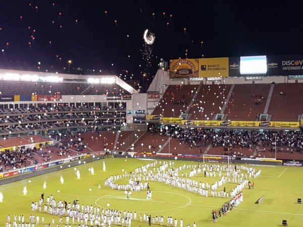 Unos 1.200 niños reciben a Antonio Valencia en la cancha de Liga de Quito