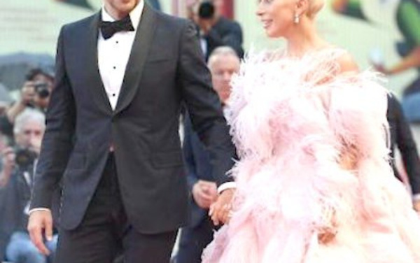 La cantante y el actor están viviendo juntos