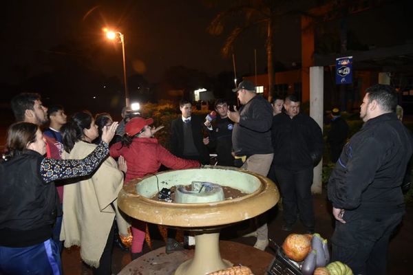 Atacan a golpes y picanas a manifestantes en J.A. Saldívar - Nacionales - ABC Color