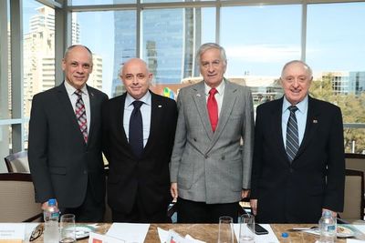 Reunión de cónsules con el embajador McLenny