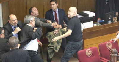 Enrique Riera le dio su teté a Payo en el Senado