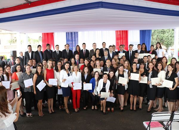 Programa Becal llegaría a 10.000 becas en el 2030