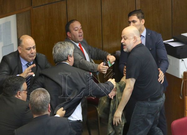 Paraguayo Cubas provoca otra vez una gresca en la sesión del Senado