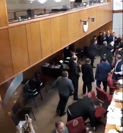 Esbirro de Cartes no soporta verdades que dispara Payo y recurre a los golpes