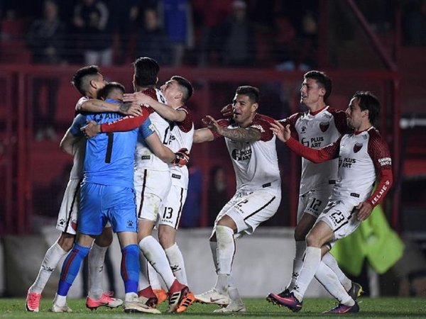 Colón rema contra la corriente y avanza a los cuartos de final