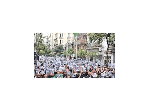 Sirenas y campanas evocaron en la Argentina el atentado a la AMIA