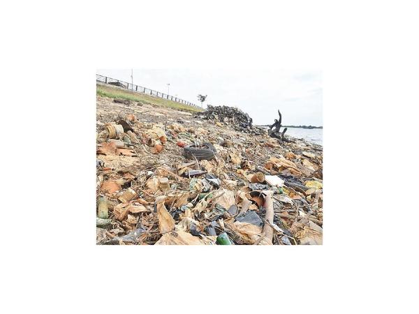 Bajante crea minivertedero en la playa de la Costanera