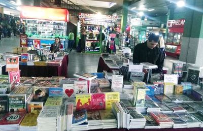 Sobrellevar la espera leyendo un libro - Nacionales - ABC Color