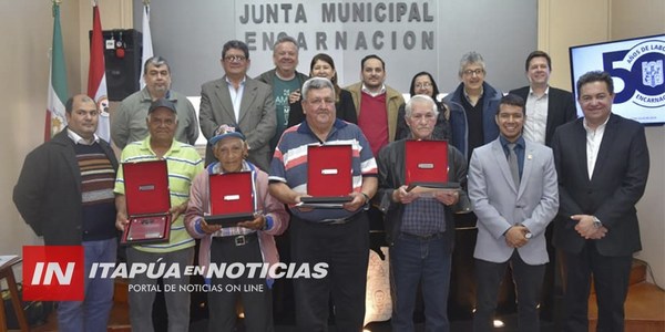 HOMENAJEAN A FUNCIONARIOS MUNICIPALES CON MÁS DE 50 AÑOS DE ANTIGÜEDAD