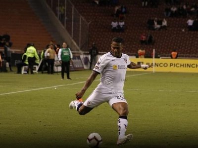 Antonio Valencia debuta con triunfo en Liga de Quito