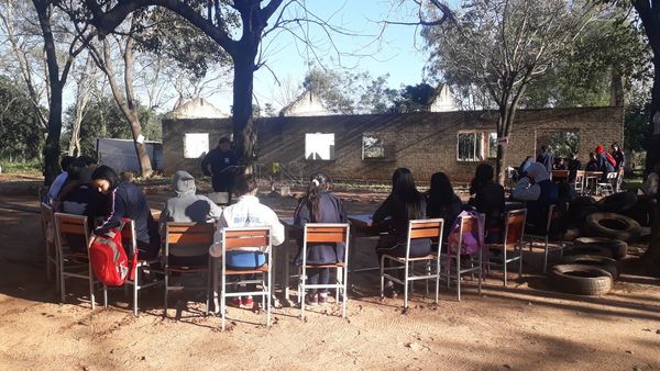 Aulas inconclusas del MEC obligan a alumnos a dar clases bajo árbol
