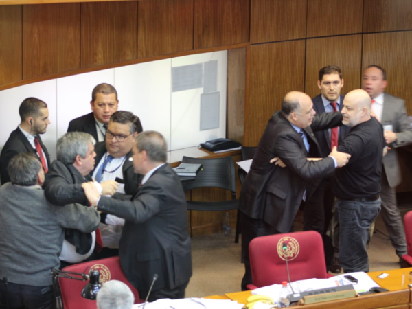 Llano pide disculpas por lo que pasó en el Senado - Radio 1000 AM